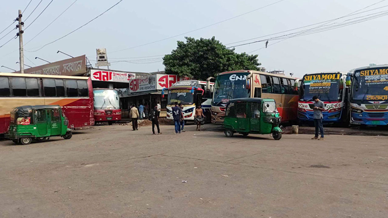 কারফিউ : বেশিরভাগ আসন ফাঁকা নিয়ে দূরপাল্লায় যাচ্ছে বাস