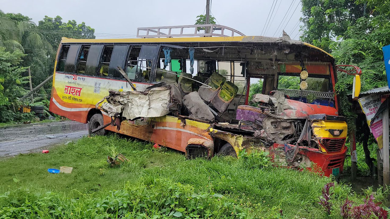 রাজবাড়ীতে বাস-ট্রাকের মুখোমুখি সংঘর্ষে নিহত ২