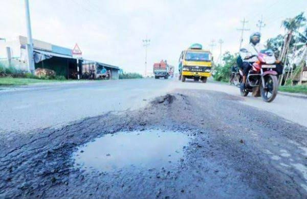 খুলনা-সাতক্ষীরা মহসড়কের ২ কি:মি: যানচলাচলে ভোগান্তি