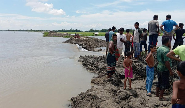 দাকোপের পানখালী ইউনিয়নে পাউবোর ৫০ মিটার ভেড়িবাঁধ নদীগর্ভে বিলীন