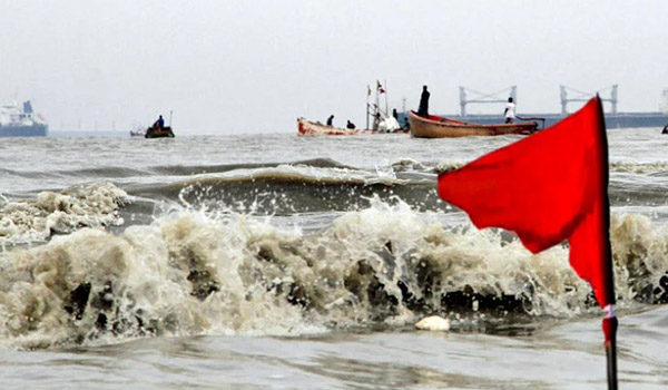 ৪ সমুদ্রবন্দরে তিন নম্বর সতর্ক সংকেত