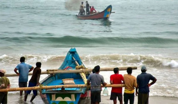 ঘূর্ণিঝড় ‘দানা’ : উড়িষ্যা-পশ্চিমবঙ্গ উপকূলে আঘাত