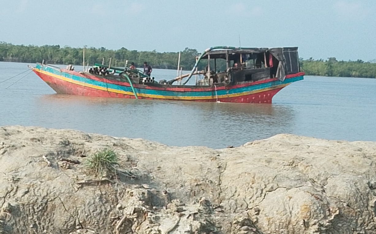 শ্যামনগরে মাদার নদীতে অবৈধভাবে বালু উত্তোলন