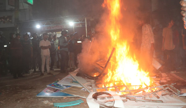 খুলনায় জাতীয় পার্টির অফিস ভাঙচুর আসবাবপত্রে অগ্নিসংযোগ : পুলিশ মোতায়েন