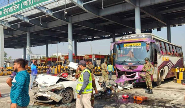 এক্সপ্রেসওয়ের ধলেশ্বরী টোল প্লাজায় বাসের ধাক্কায় ৫ জন নিহত