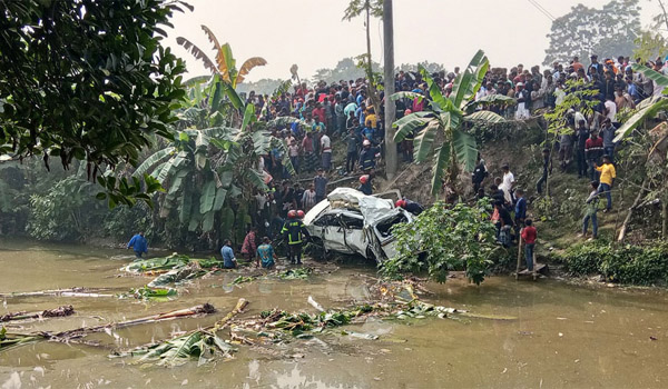 ট্রেনের ধাক্কায় মাইক্রোবাস পুকুরে, নিহত ৫