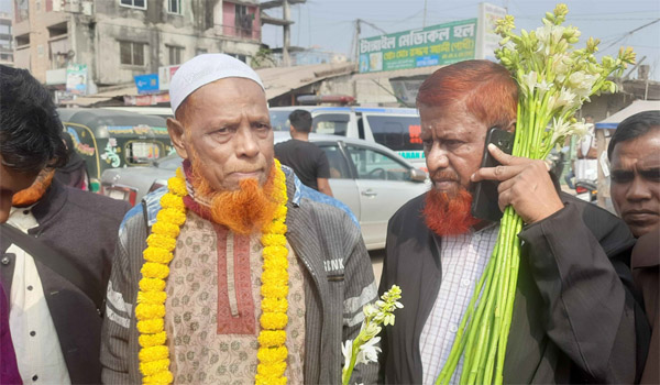 কারাগার থেকে একে একে মুক্ত হচ্ছেন বিডিআর সদস্যরা, ফুল দিয়ে বরণ