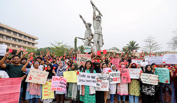 কুয়েটে প্রশাসনসহ রাজনৈতিক ছাত্র সংগঠনগুলোকে শিক্ষার্থীদের ‘লাল কার্ড’