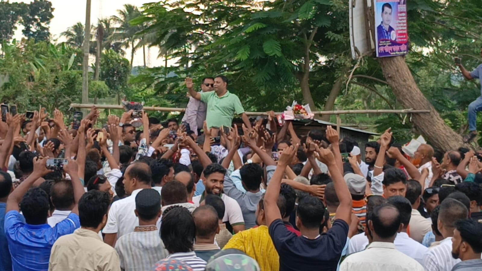 নেতাকর্মীদের ভালোবাসায় সিক্ত হয়ে পথসভায় মনিরুল হাসান বাপ্পী